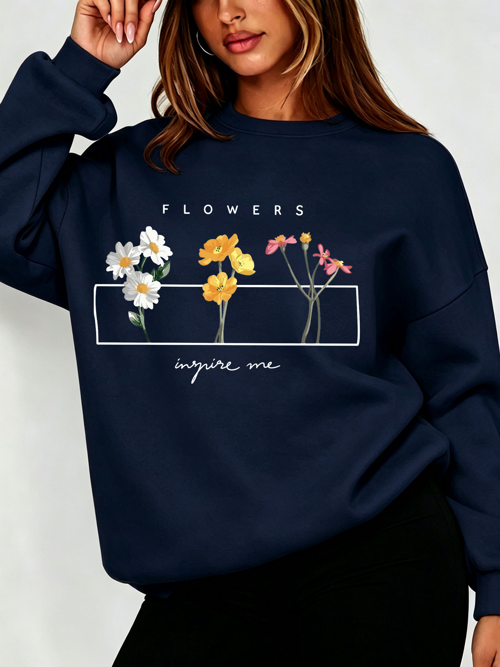 Oversized Crewneck Fleece - بلوزة نسائية بتصميم زهور الأقحوان، سترة