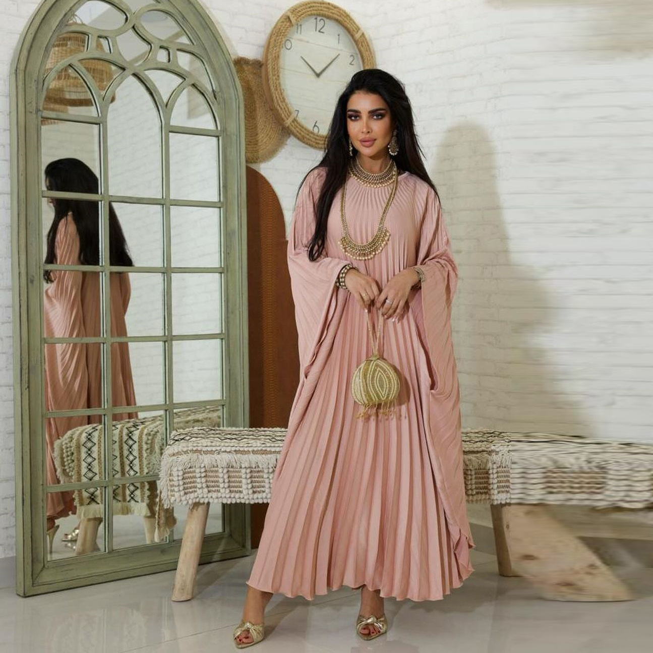 عباية نسائية عصرية بتصميم عربي - مراجعة Street Fashion Dubai وسعره