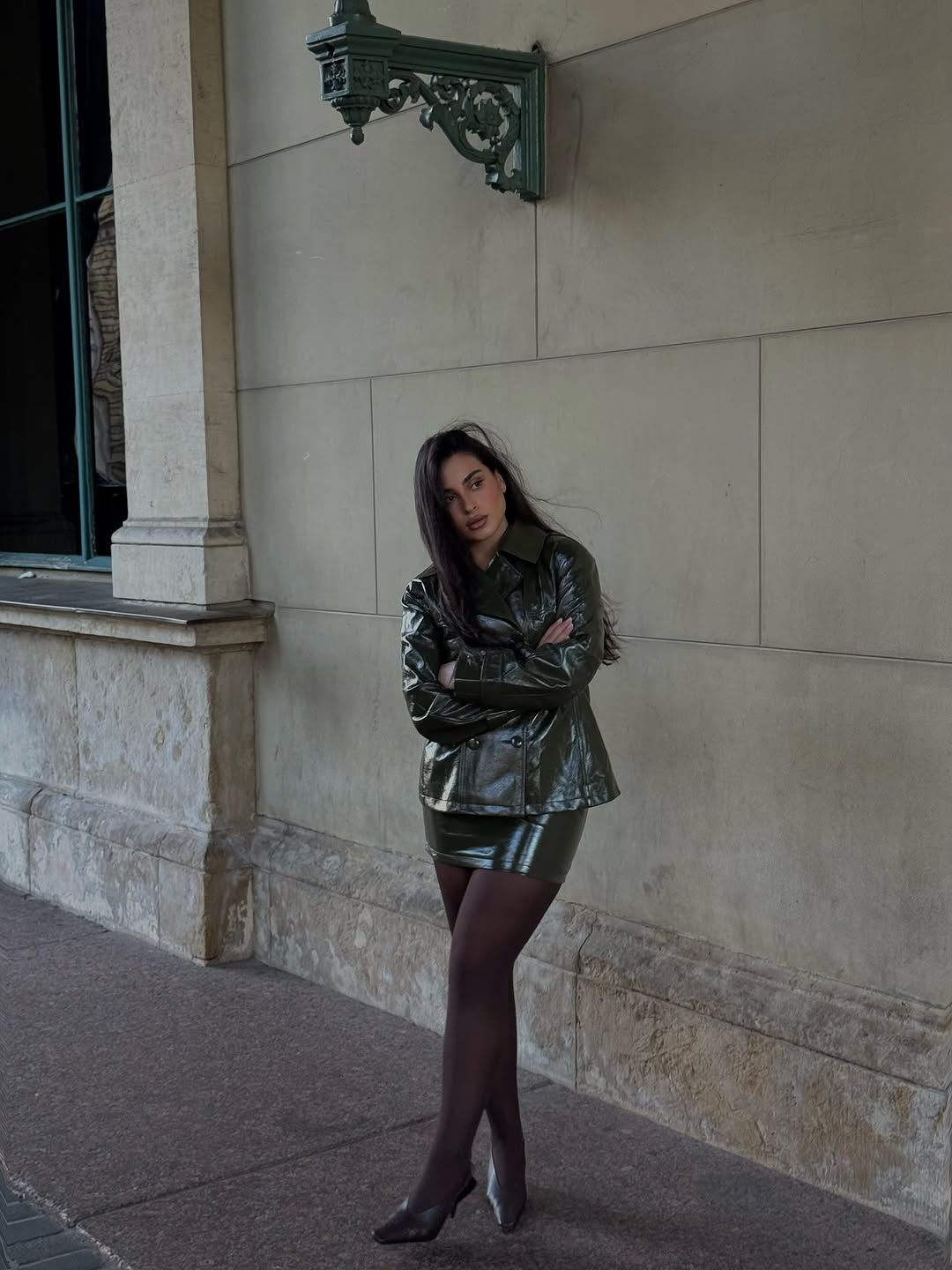 تنورة جلدية لامعة بلون بني داك - مراجعة Street Fashion Jacket وسعره