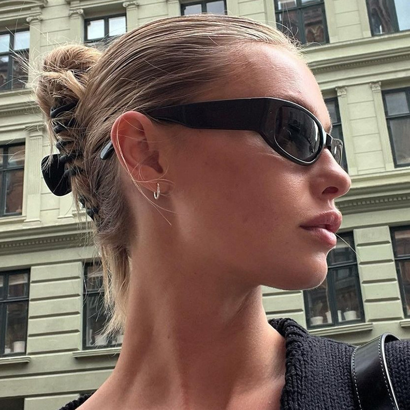نظارات شمسية جديدة بأسلوب Y2K  - مراجعة Street Fashion Photography وسعره